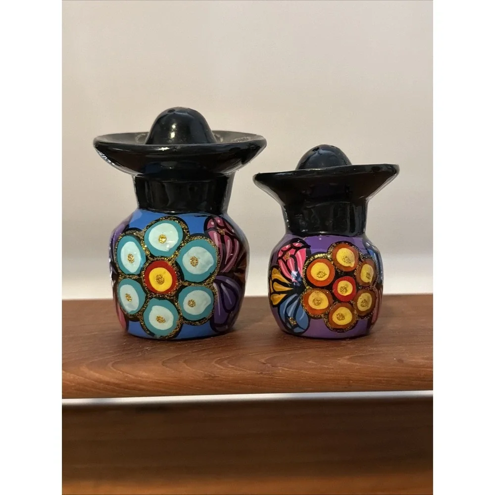 Vintage Mexican‎ Hand Painted Salt And Pepper Shakers In EUC